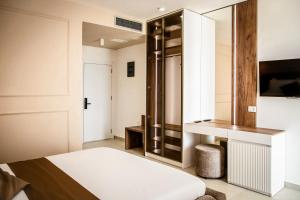 ein Schlafzimmer mit einem weißen Bett und einem Spiegel in der Unterkunft Emaar in Ulcinj