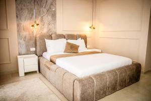 ein Schlafzimmer mit einem großen Bett und einer Couch in der Unterkunft Emaar in Ulcinj