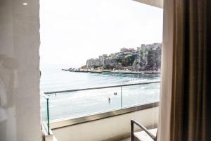 Blick auf den Ozean aus einem Hotelzimmerfenster in der Unterkunft Emaar in Ulcinj