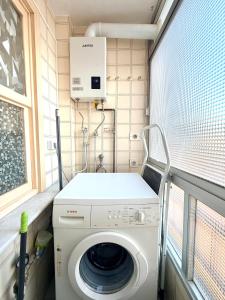 a washing machine in a small room with a window at Casa Carlos de Novelda in Novelda