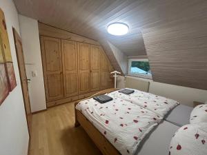 a small bedroom with a bed in a attic at Wohnung an der schönen Aue Stadtzentrumsnähe in Fulda