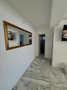 an empty room with a mirror on the wall at Apartament Deluxe in Orăştie