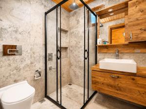 a bathroom with a toilet and a sink at Izgen Bungalows in Cıralı