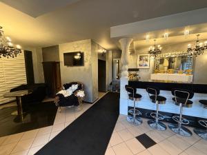 a lobby with a bar with stools and a counter at Glow Rooms in Gdynia