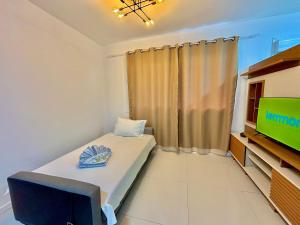 a small room with a bed and a tv at Maxplaza Residential 1209 in Canoas +30 photos