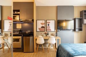 a small kitchen with a bed and a table and chairs at APS - Alpha Stay By Anora Spaces in Barueri