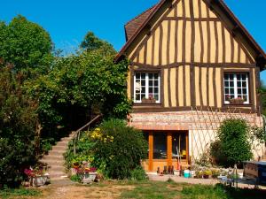 a house with a staircase leading up to it at Le Pré Sainte-Anne in Offranville
