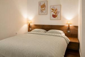 a bedroom with a bed with two lamps on the wall at Côté Golf Marina in Saint-François