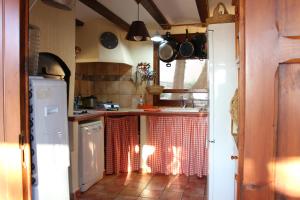 cocina con fregadero y encimera en Casa Llorens, en Denia