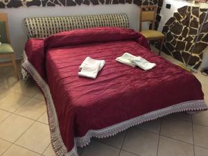 A bed or beds in a room at Sacca House