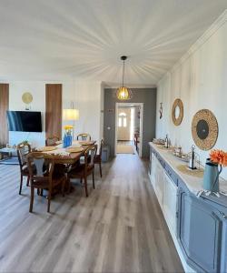 a kitchen and dining room with a table and chairs at Casa da Susy do Alvão in Vila Real