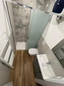 a small bathroom with a toilet and a sink at Casa Gina in Chioggia