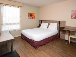 a bedroom with a large white bed in a room at Adagio Access Lyon Centre Université in Lyon