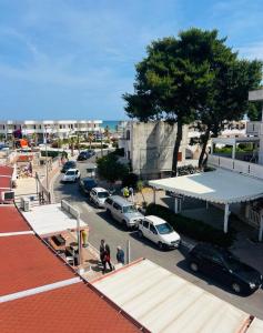 a group of cars parked in a parking lot at Lido del Sole bilo 28 in Rodi Garganico