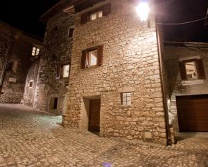 an old stone building with a street at night at Lelive Bed and Breakfast in Sermoneta