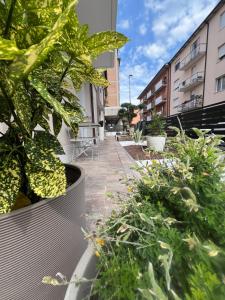 a courtyard with potted plants and buildings at Ne Ta B&B Ravenna in Ravenna