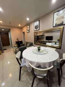 a living room with a table with chairs and a mirror at Shell Residence Pasay City in Manila