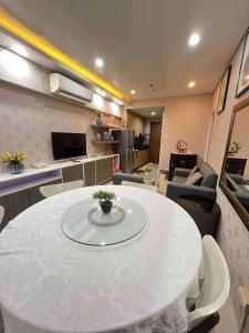 a living room with a white table and chairs at Shell Residence Pasay City in Manila +2 photos