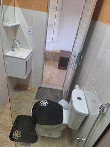 a bathroom with a toilet and a sink at Pousada Encanto dos Olhos in Alexânia