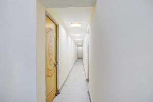 an empty corridor with a door in a hallway at Super Hotel O Anjanpeer Post Office Hajipur Formerly Hotel New Urvashi in Hājīpur