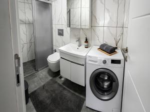 a bathroom with a washing machine and a toilet at Beyaz Kosk in Demre
