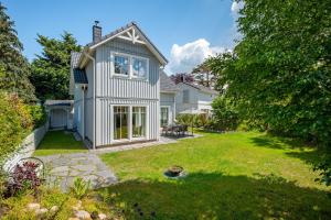 a house with a green yard with a grass yard at Schwedenhaus Leevsteed in Neuhaus