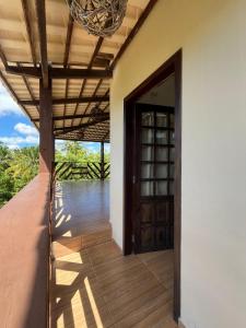 eine offene Tür zu einem Haus mit Veranda in der Unterkunft Wind Life in Itarema + 22 Fotos