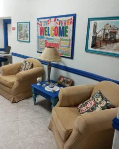 a waiting room with two couches and a table at Casa Galache in Vila Franca de Xira +1 photo