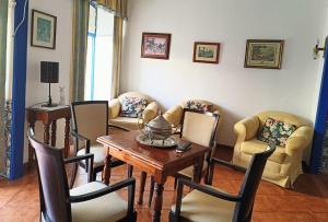 a room with chairs and a table and a table and chairs at Casa Galache in Vila Franca de Xira