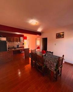 ein Esszimmer mit Tisch und Stühlen und eine Küche in der Unterkunft Apart Hotel Chilecito in Chilecito