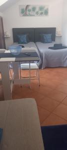 ein Wohnzimmer mit zwei Betten und einem Tisch mit einem Tisch in der Unterkunft Ocean Studio in Peniche