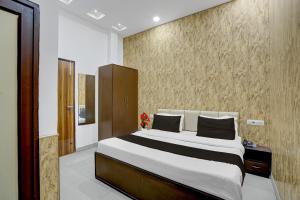 a bedroom with a large bed in a room at Super Hotel O by OYO Silver Arc Mall Ludhiana Formerly White Solitaire 1 in Ludhiana +25 photos