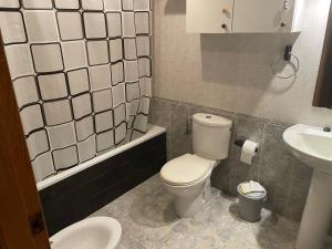 a bathroom with a toilet and a sink at Apartamento en el Edificio Barlovento, situado en el centro de Alcossebre, a 150m del mar in Alcossebre +18 photos
