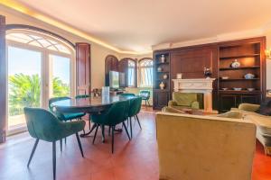 a dining room with a table and green chairs at Bela Vista in Azambuja