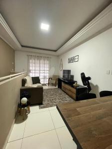 ein Wohnzimmer mit Sofa und Schreibtisch in der Unterkunft Apto do Xavier in Juazeiro