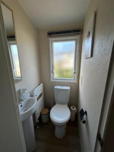 a small bathroom with a toilet and a sink at ZeeGlück in Oostkapelle