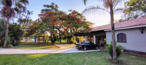 a black car parked in front of a house at Chácara Monteiro - Próximo ao Thermas Water Park in São Pedro