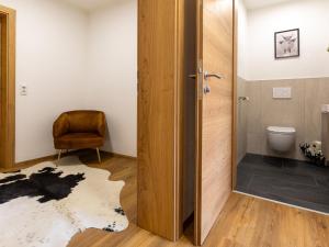 a bathroom with a door leading to a toilet at Appart Zell in Zellberg