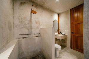 a bathroom with a tub and a toilet and a sink at Hotel Boutique Alma Peregrina in Valladolid