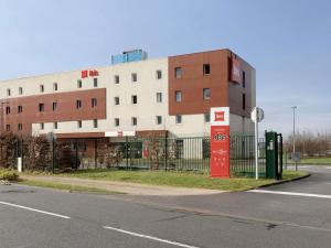 an empty street in front of a building at ibis Douai Dechy in Dechy