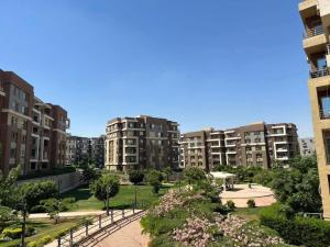 a park in a city with tall apartment buildings at عمارة 14 in Madīnat ash Shurūq
