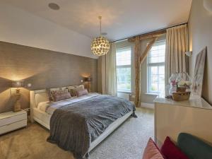 a bedroom with a bed and a large window at De Binnenhof in Vriezenveen