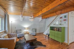 a living room with a couch and a fireplace at Woodsy Way Cabin in Oakland +34 photos
