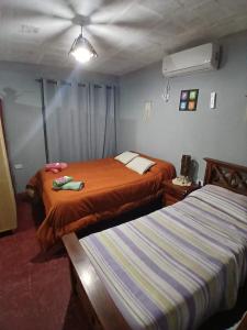 two beds in a room with two beds sidx sidx sidx at Hospedaje Tidae in Tinogasta