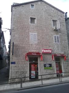 un edificio en la esquina de una calle en Apartment Dea II, en Split