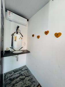 a small room with a sink and hearts on the wall at Maré de Atins Eco Lodge in Atins
