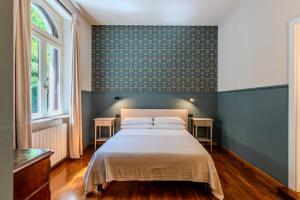 a bedroom with a bed and a green wall at Villa dei Ricordi - Apartments near Como, Milan and Malpensa in Mozzate