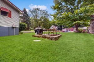 a backyard with a picnic table in the grass at All Spruced Up in Oakland