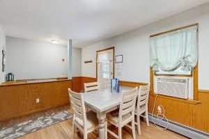 a dining room with a table and chairs at All Spruced Up in Oakland +18 photos
