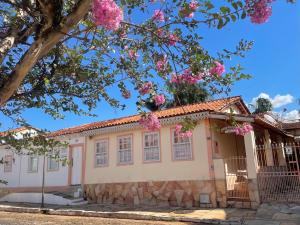 a house with pink flowers in front of it at Hospedagens da Lucia in Pirenópolis